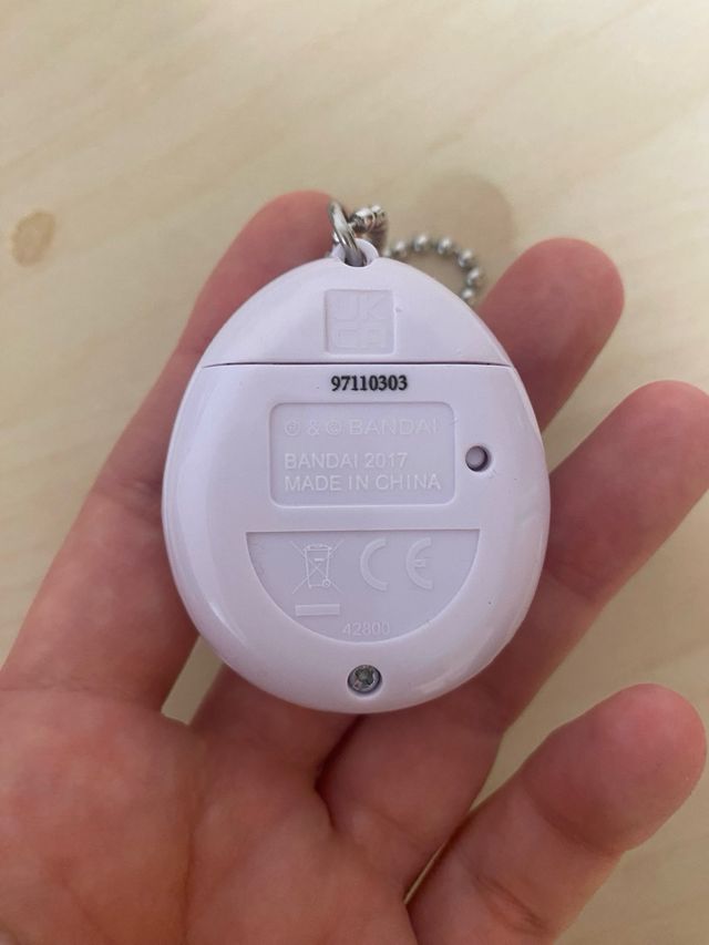 Tamagotchi con llavero multicolor