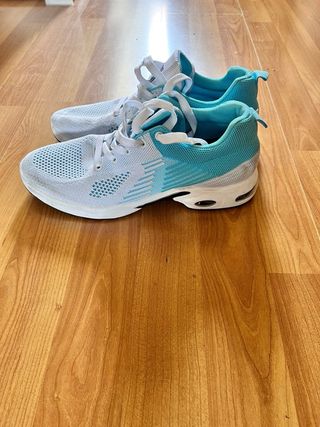 Zapatillas deportivas blancas y turquesa