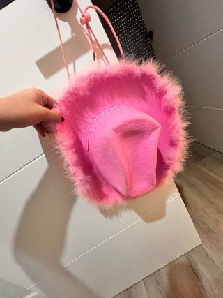 Sombrero rosa con plumas