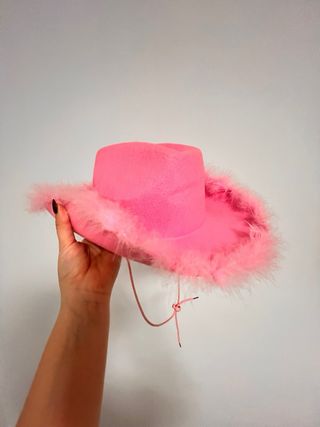Sombrero rosa con plumas