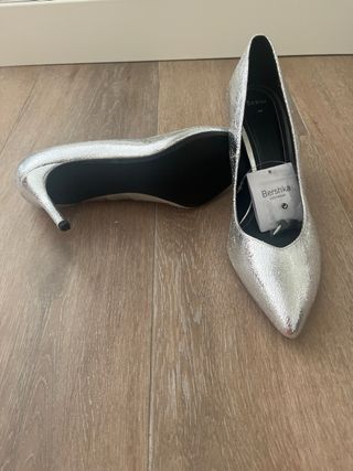 Zapatos de tacón Bershka plateados talla 40