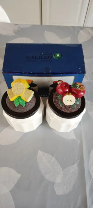 Barattoli contenitori con decorazioni frutta