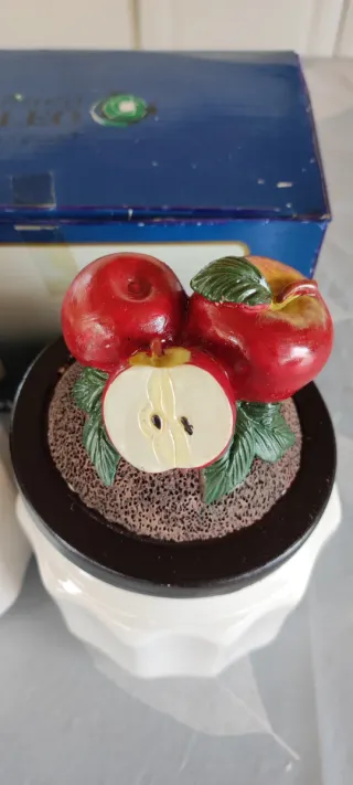 Barattoli contenitori con decorazioni frutta