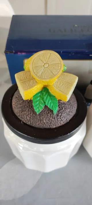 Barattoli contenitori con decorazioni frutta