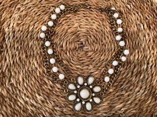 Collar Bisutería Flor Dorado Blanco Sin marca.