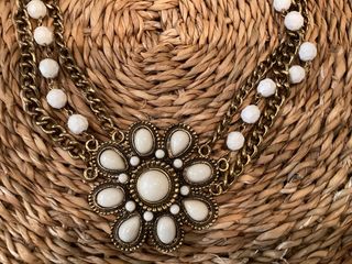 Collar Bisutería Flor Dorado Blanco Sin marca.