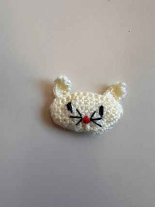 Broche gatito tejido blanco