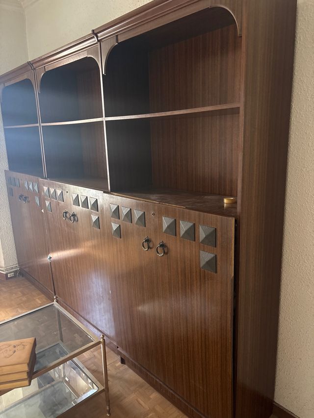 Mueble de salón de madera y cristal