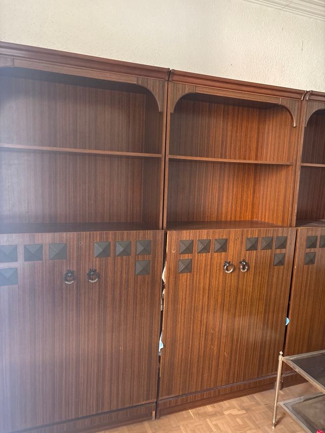 Mueble de salón de madera y cristal