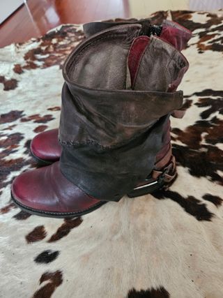 Bikers in pelle marrone, rossi e neri