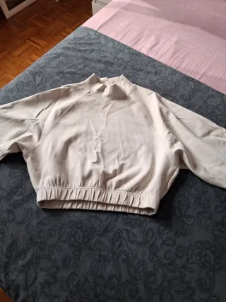Sudadera corta beige cuello alto