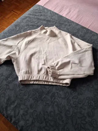 Sudadera corta beige cuello alto