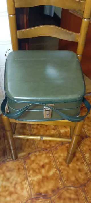 Maletín vintage verde. No envío 