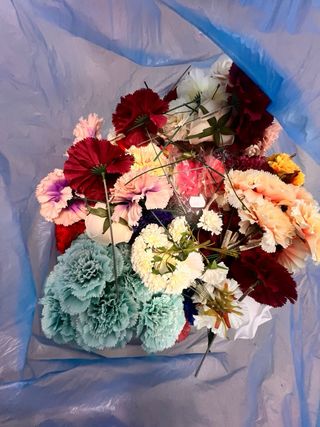 Bolsa de flores artificiales variadas
