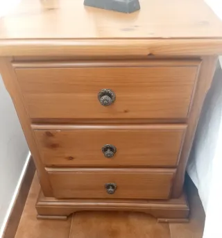 2 Mesitas de noche de madera de pino macizo.