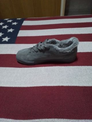 Deportivas grises señora con pelo precio 4 €