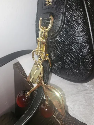 Bolso Coach Negro con Charm Cerezas Dorado