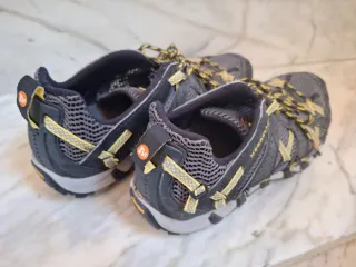 Zapatillas Merrell grises y amarillas