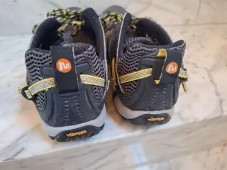 Zapatillas Merrell grises y amarillas