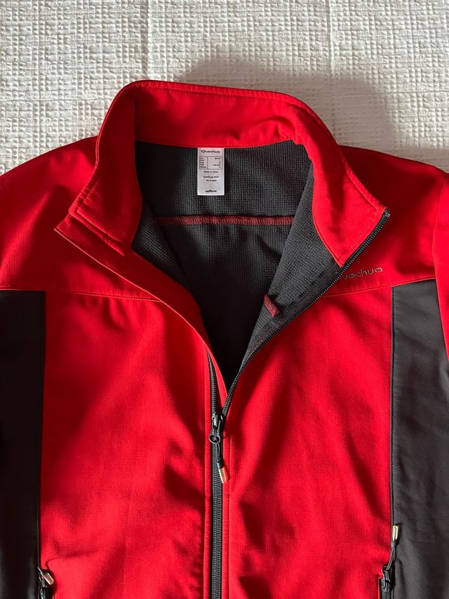 Chaqueta Quechua Roja y Negra