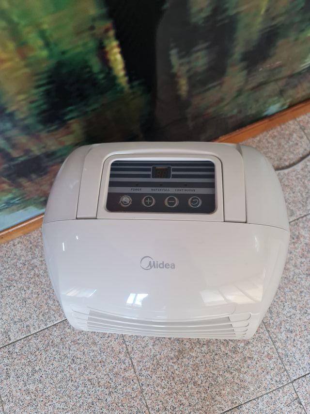 Deumidificatore bianco Midea
