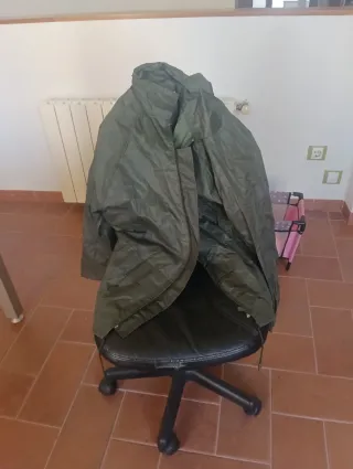 Chubasquero verde militar
