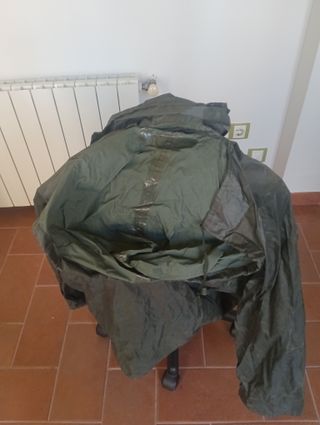 Chubasquero verde militar