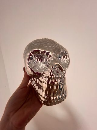 Calavera decorativa plateada