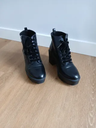 Botines negros con cordones y plataforma