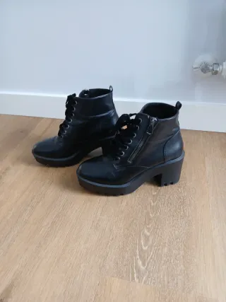 Botines negros con cordones y plataforma