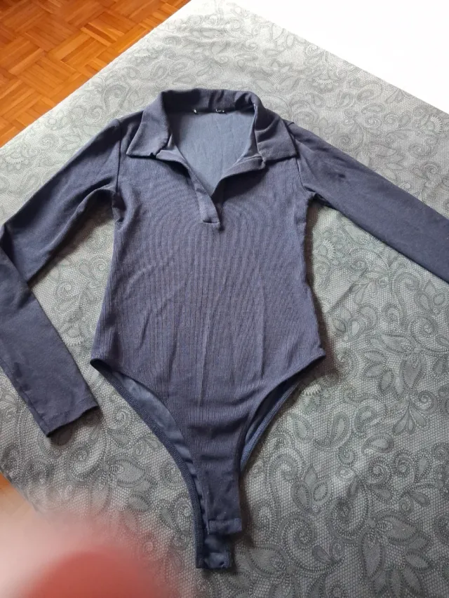 Body gris manga larga cuello polo