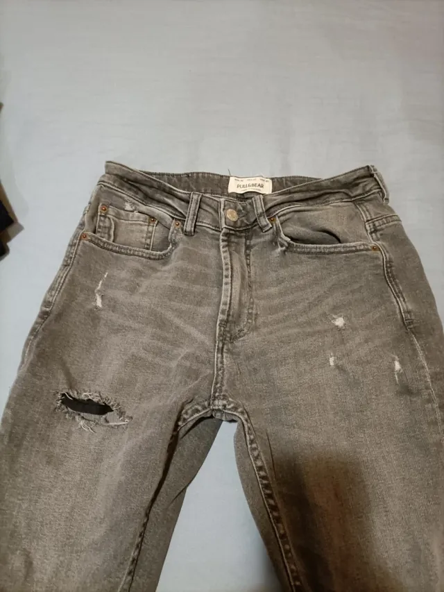 Pantalones grises Pull&Bear desgastados