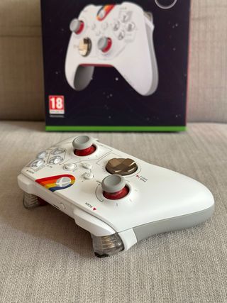Mando Xbox Edición Starfield en su caja