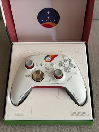 Mando Xbox Edición Starfield en su caja
