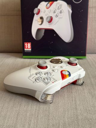 Mando Xbox Edición Starfield en su caja