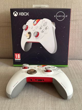Mando Xbox Edición Starfield en su caja