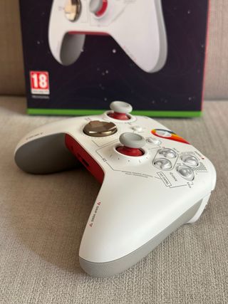 Mando Xbox Edición Starfield en su caja