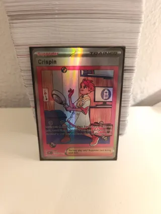 FALSA Carta Entrenador Crispin Full Art Inglés