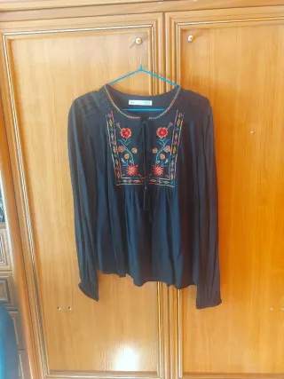 Blusa Sfera bordada negra