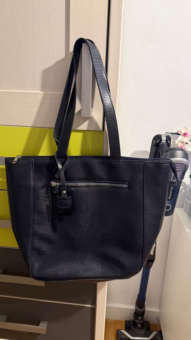 Bolso azul marino con textura