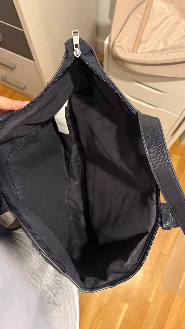 Bolso azul marino con textura