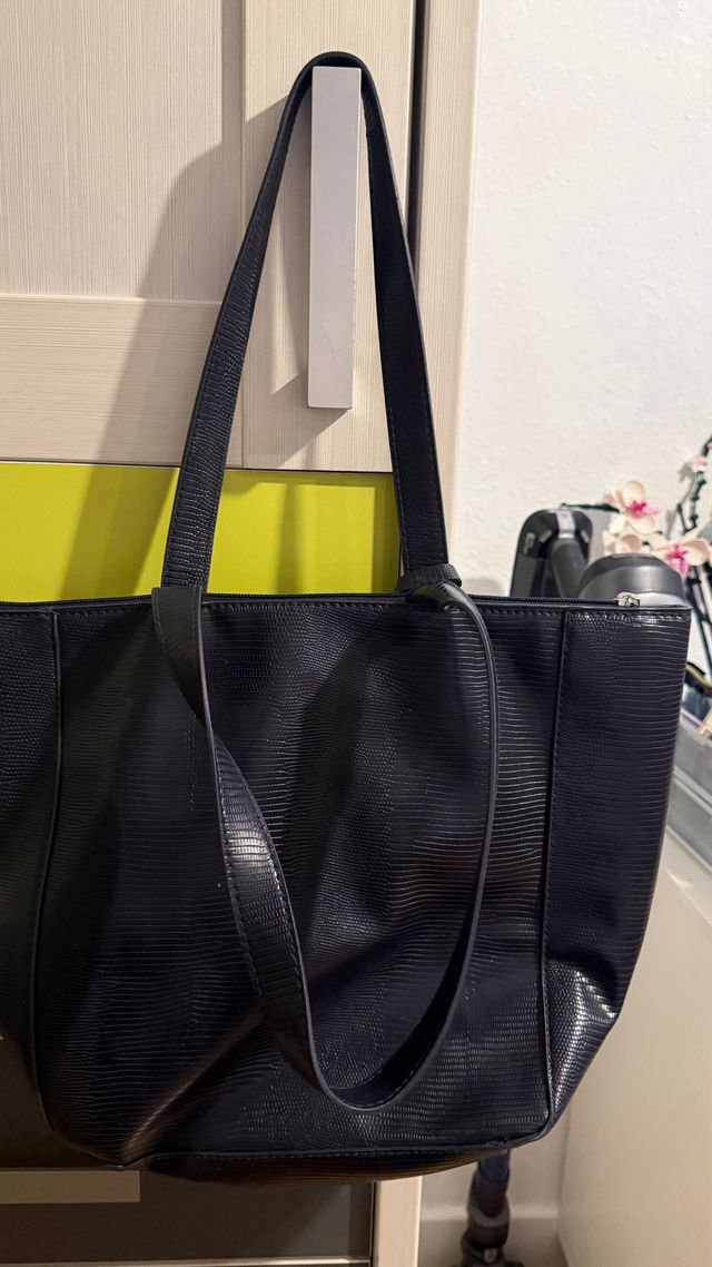 Bolso azul marino con textura