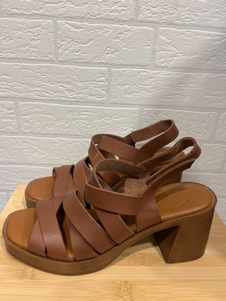 Sandalias de piel marrón