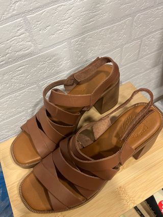 Sandalias de piel marrón