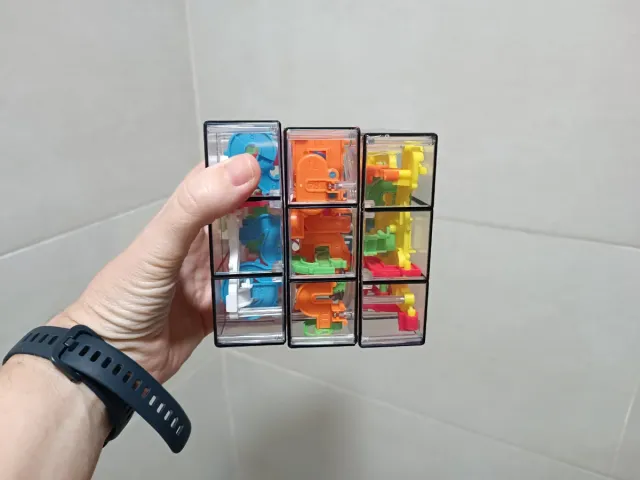 Regalo juego Cubo laberinto. Maletín de pinturas.