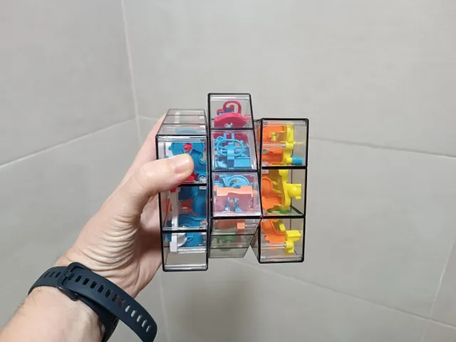 Regalo juego Cubo laberinto. Maletín de pinturas.