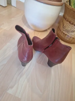 Botines de piel rojos