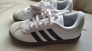 Zapatillas Adidas Blancas y Negras Nuevas