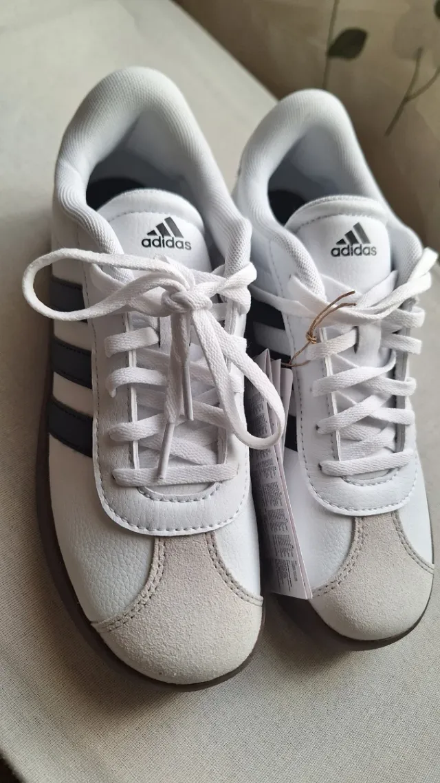 Zapatillas Adidas Blancas y Negras Nuevas