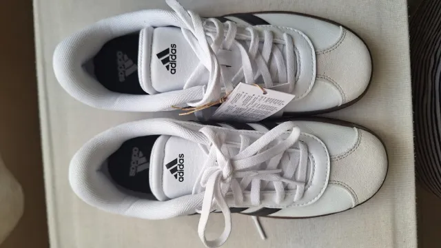 Zapatillas Adidas Blancas y Negras Nuevas